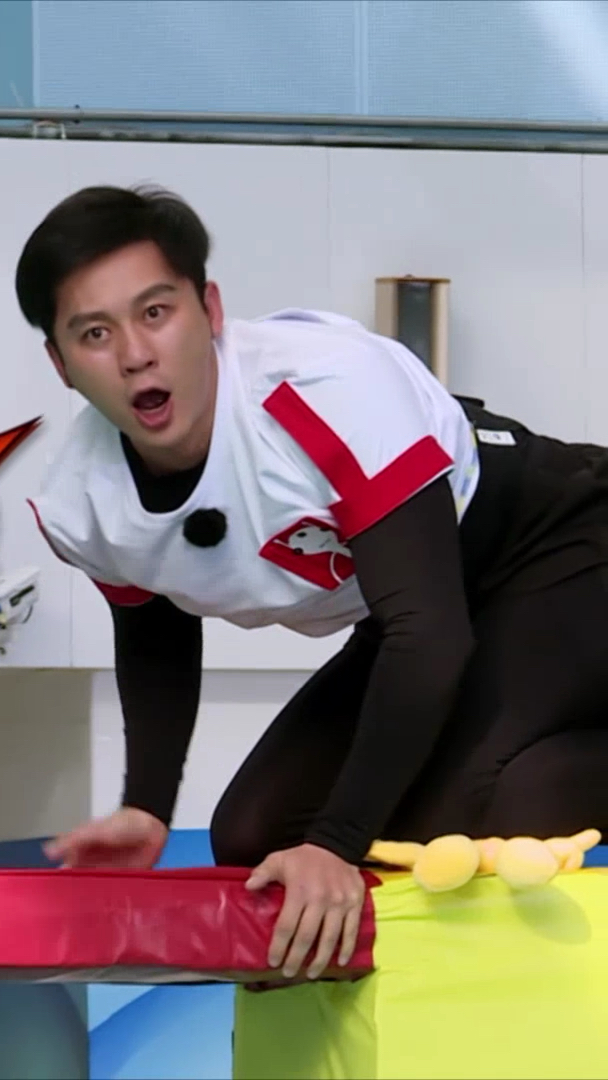 李晨使出"剪刀脚"做最靓的牛