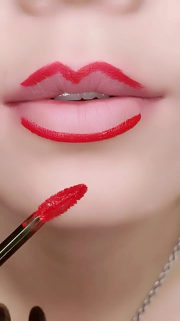 涂口红先画唇线再填充,美爆了