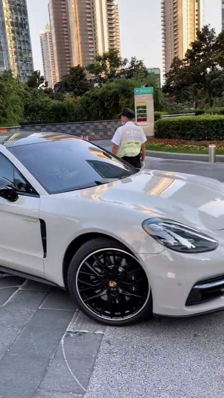 豪车街拍保时捷帕拉梅拉猎装版多少人的梦想座驾