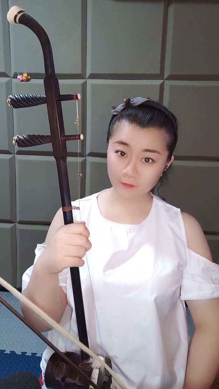 二胡#美女二胡獨奏《母親》,技藝嫻熟精湛,琴音優美動聽,情濃人 !!