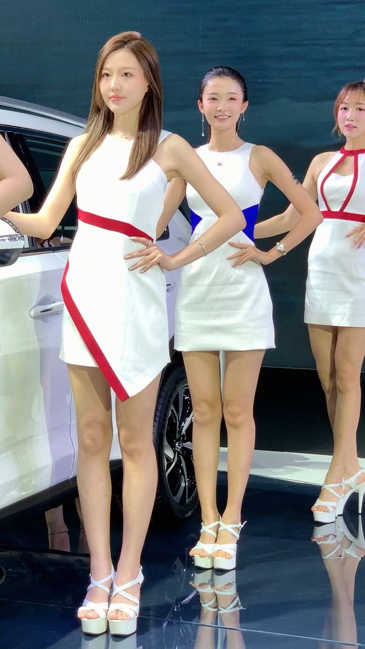 大二学生兼职车展模特