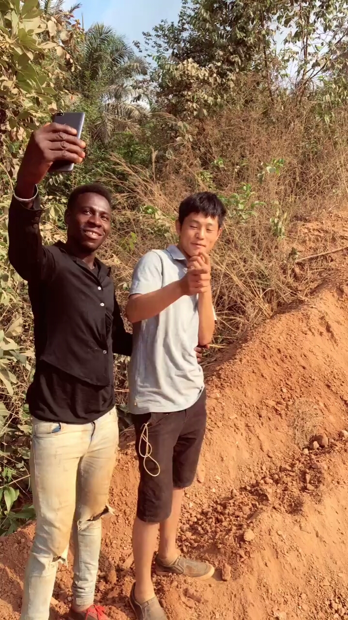 非洲小伙在拍照,给他一个赞吧