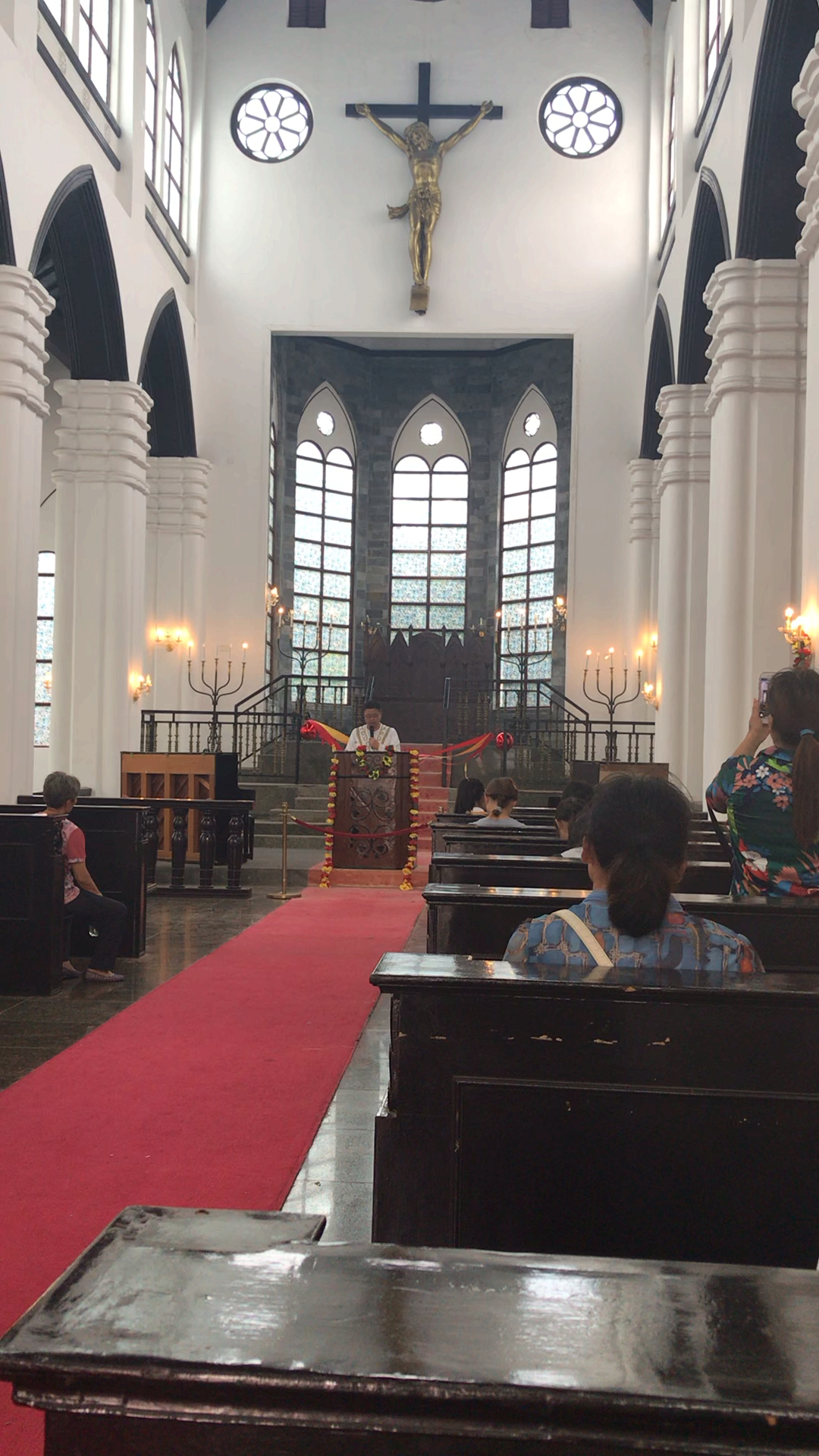 教堂神父在讲课