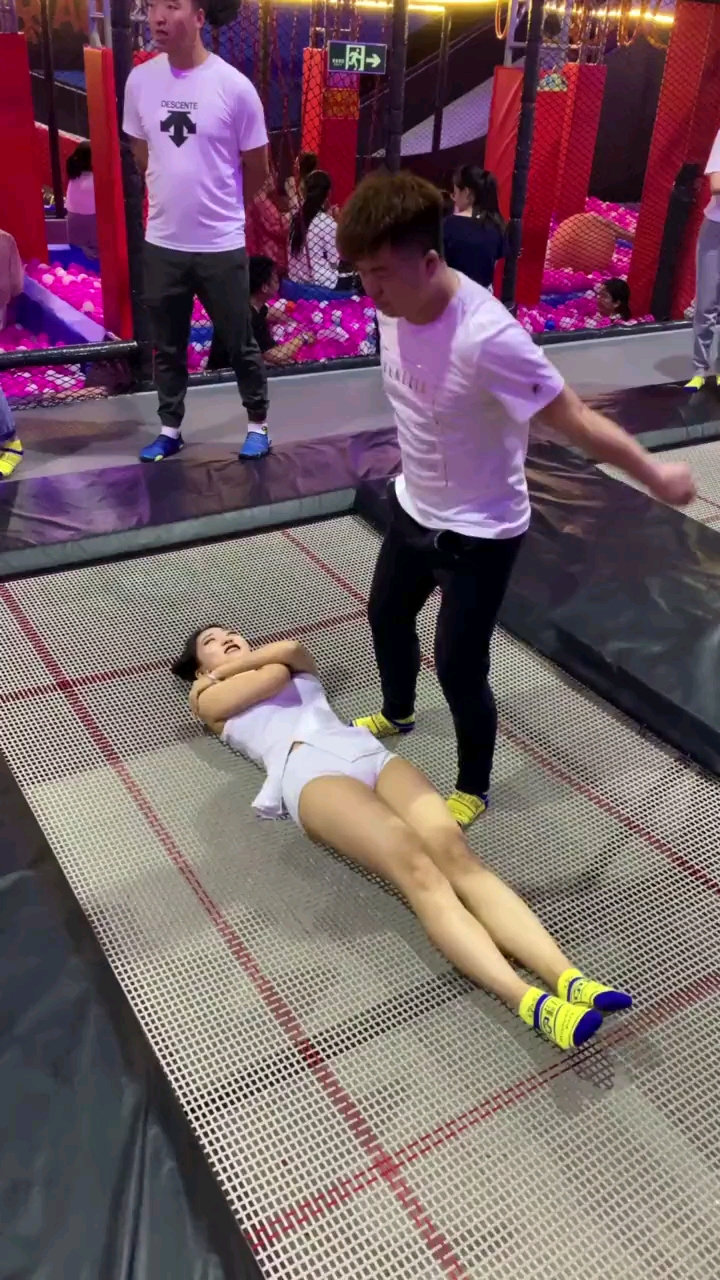 网红蹦床看点多#长腿美女