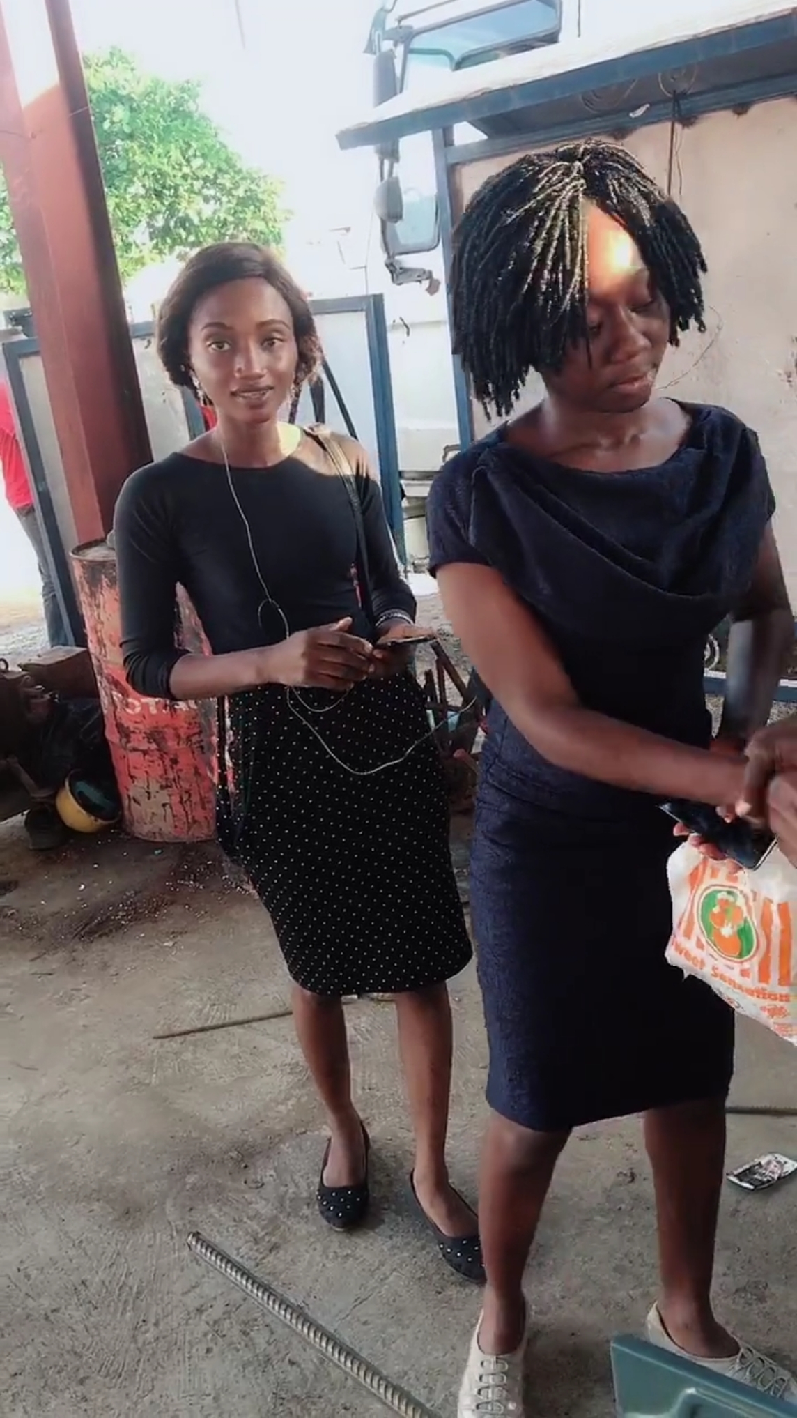 两个小黑妞身材很好