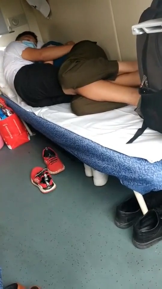 这就是爱情吗,离别的车站,依依不舍的下车