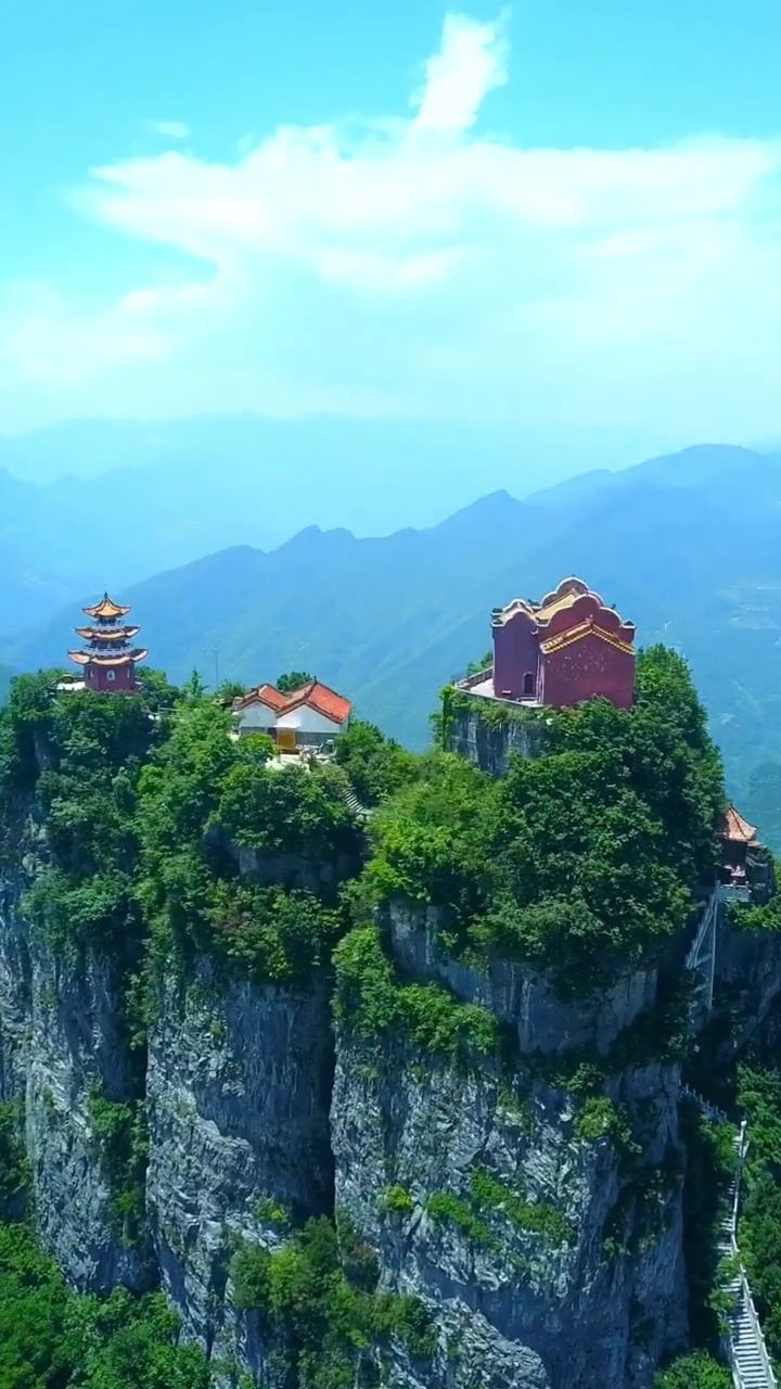 周末适合一起去爬山,长阳天柱山