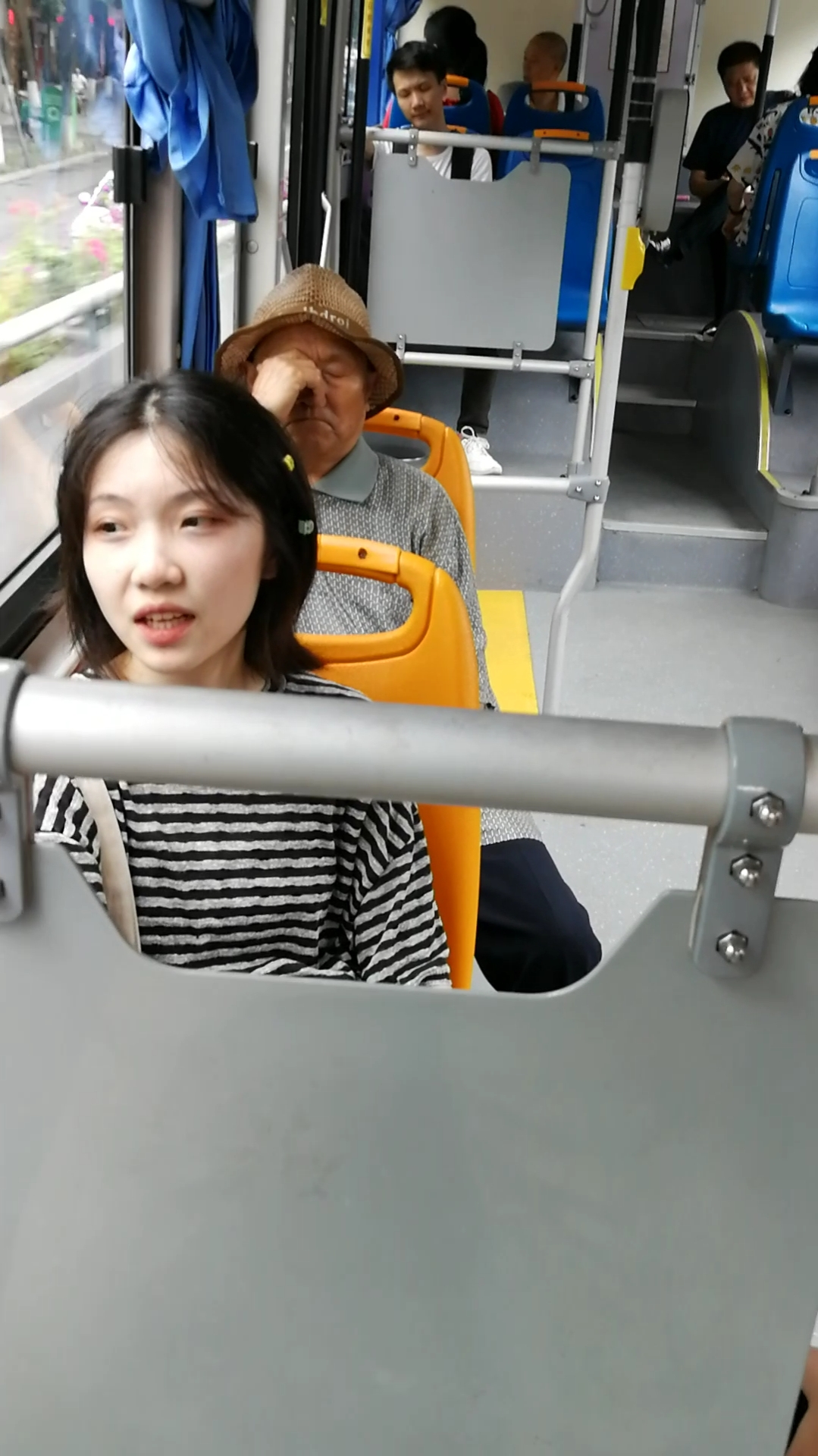 抗暑大作战#公交车上的美女