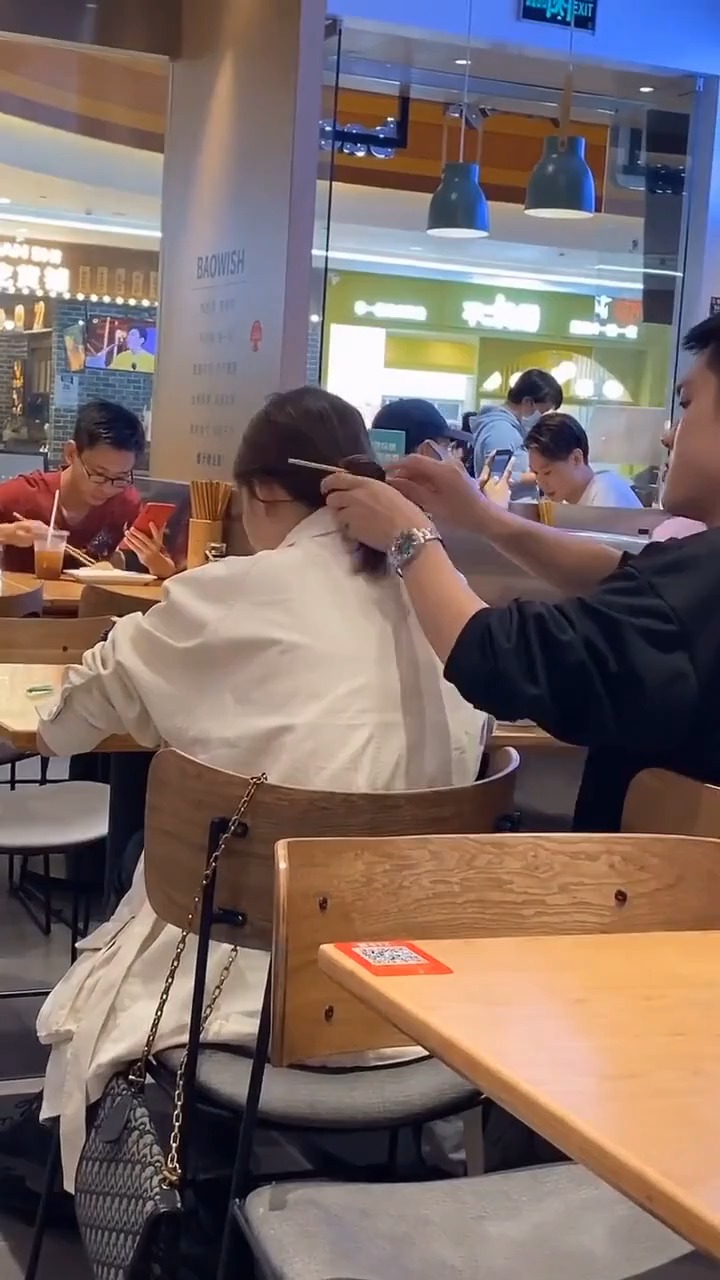 搞笑视频#吃饭时看到这样一幕男生认真的帮女生盘头发这一刻我真的想