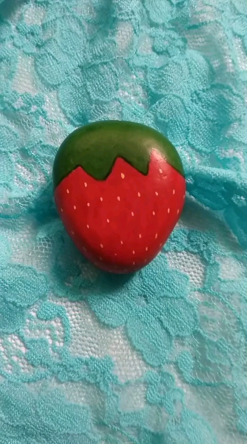 手绘石头画《草莓》