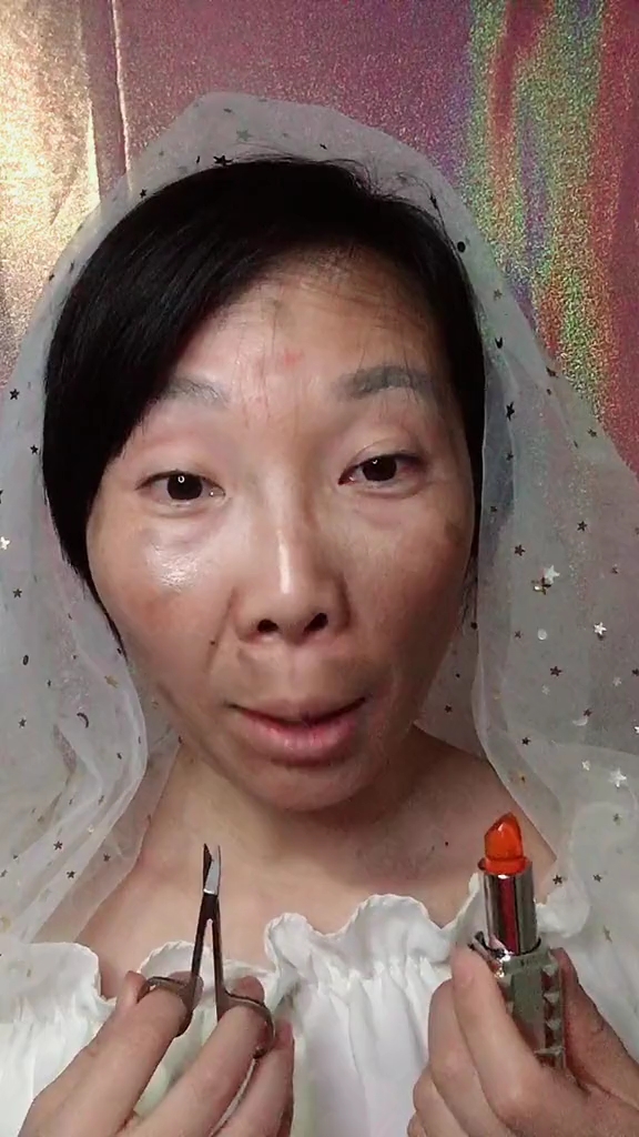 丑新娘结婚,吓跑化妆师!自己画个妆,惊呆新郎!