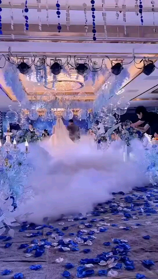 梦幻的干冰效果,为婚礼增添一份唯美与高端.