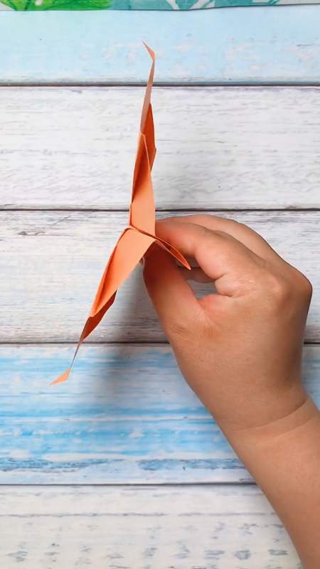 手工折纸#会扇翅膀的扑翼飞机-全民小视频