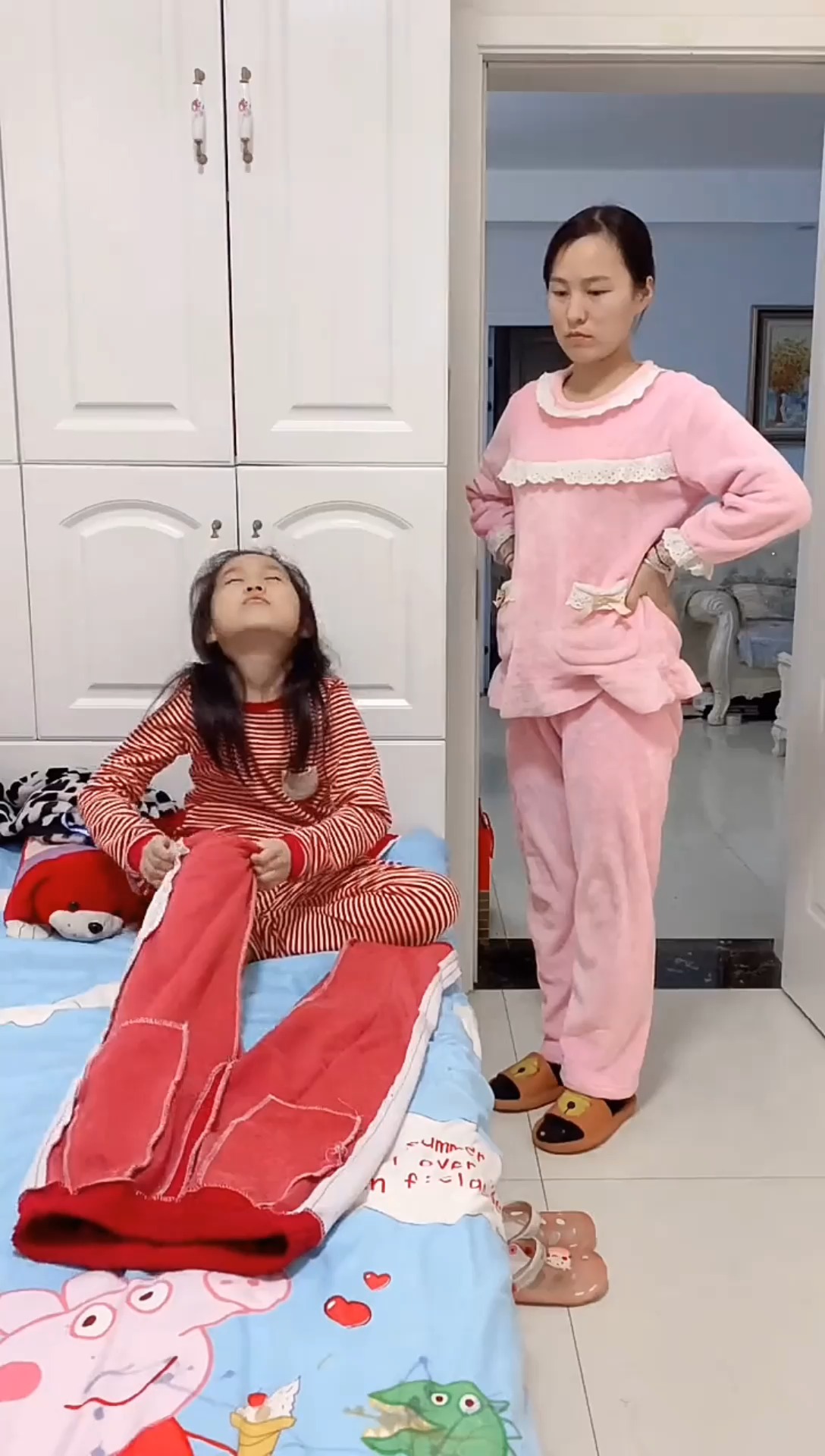 马上快迟到了,叫了好多遍终于起床了,看到裤子反着穿本来想上手打,没