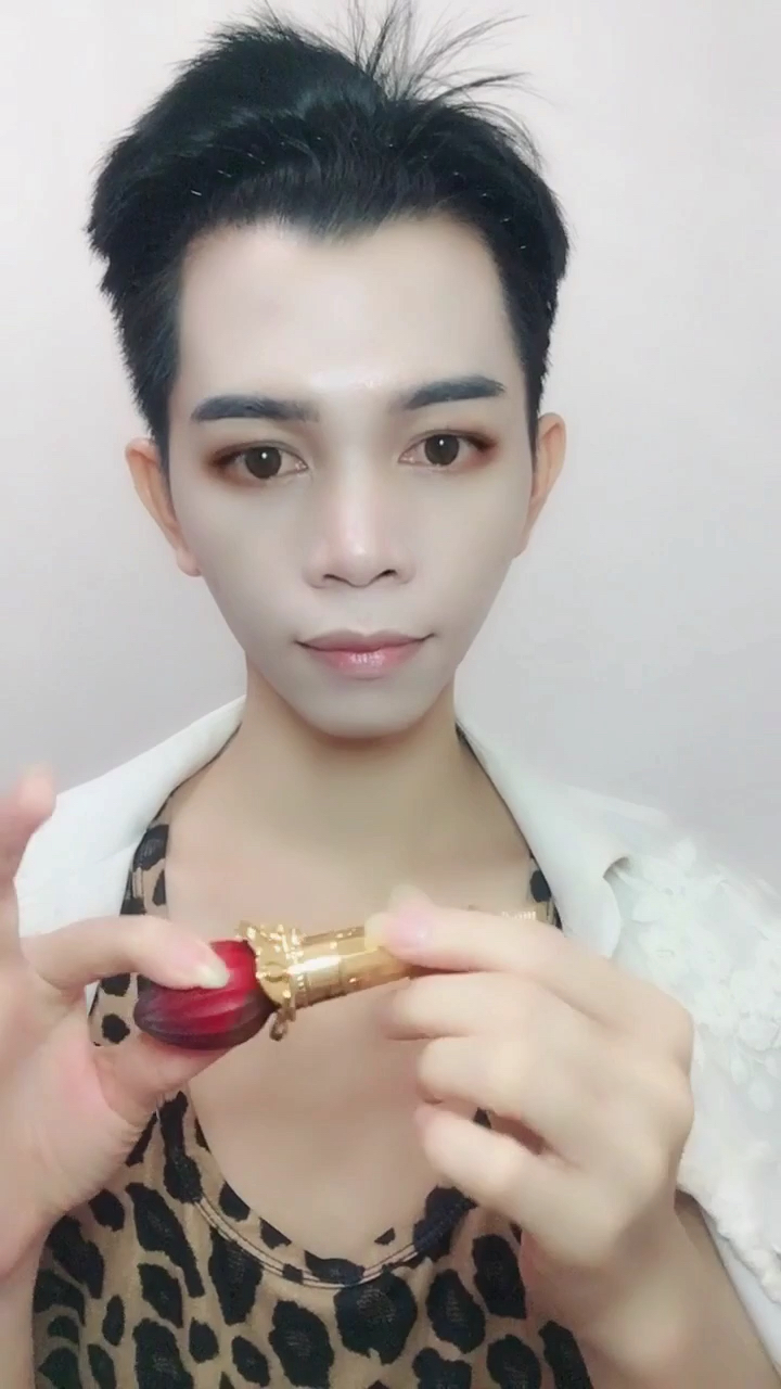 男生教你如何涂唇釉