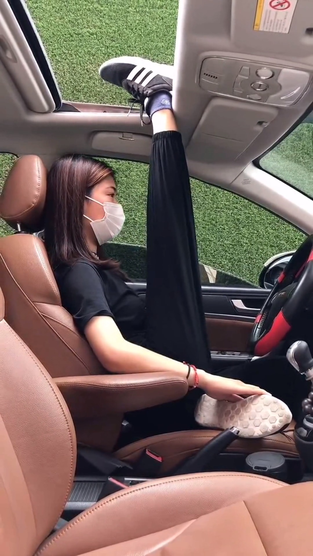 我要上热门#一字马的小姐姐,坐在豪车的副驾驶,依旧是男人的梦想