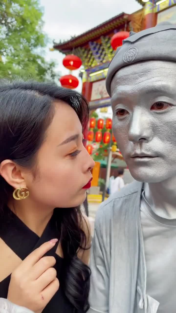 我要上热门#儿时玩的道具今天用上银人阿少行为艺术