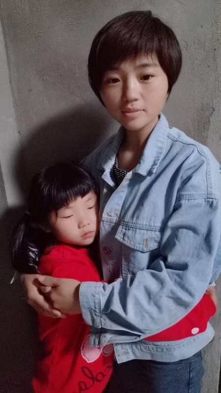 33岁的我四岁的女儿可怜女儿从小缺少父爱路过的朋友给个鼓励祝我女儿