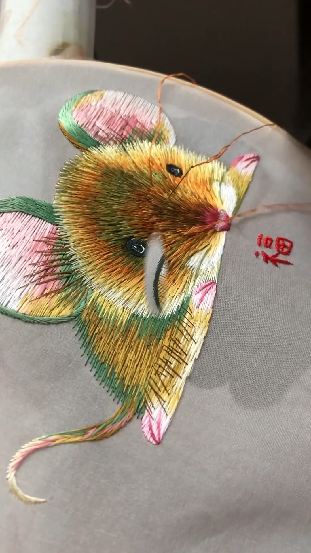秀出我的家乡味#鼠年到了,刺绣老师绣一只老鼠,希望新的一年,属你最