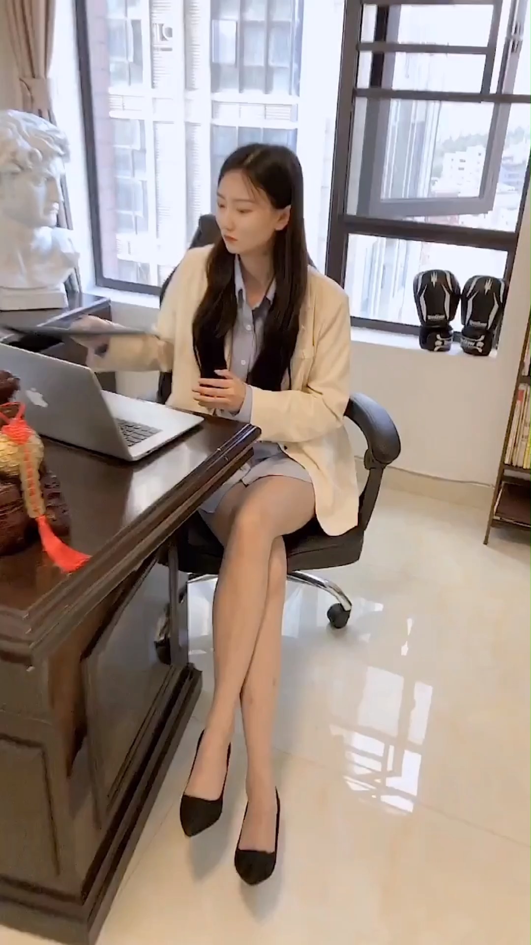 美腿女神#看看美女老板有没有胡子