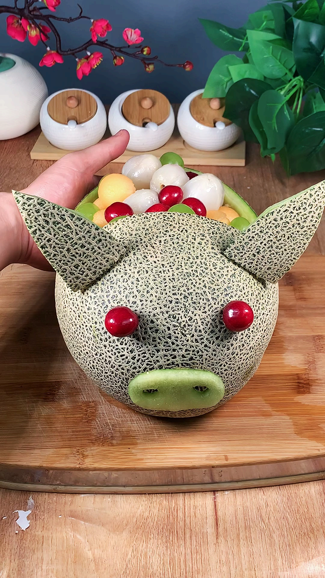 美食#超级可爱的小猪99水果拼盘-度小视