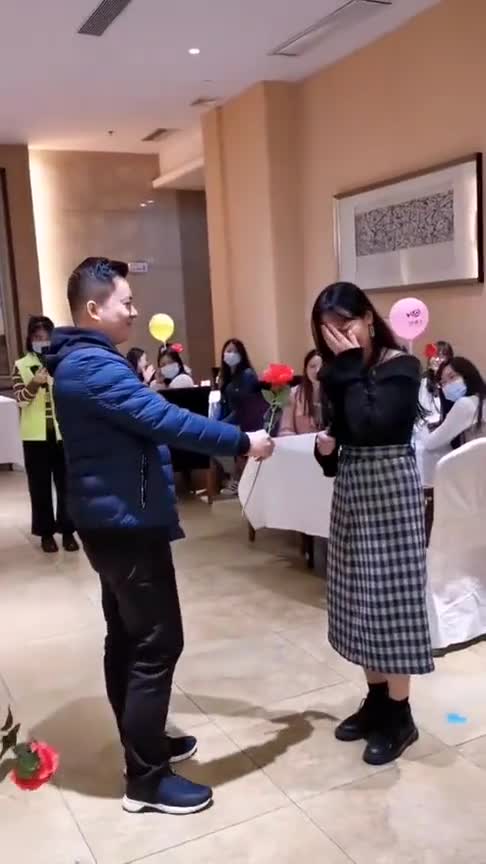 三个大叔同事送花表白96年小姐姐,没想到还是年薪50万的大叔最有优势