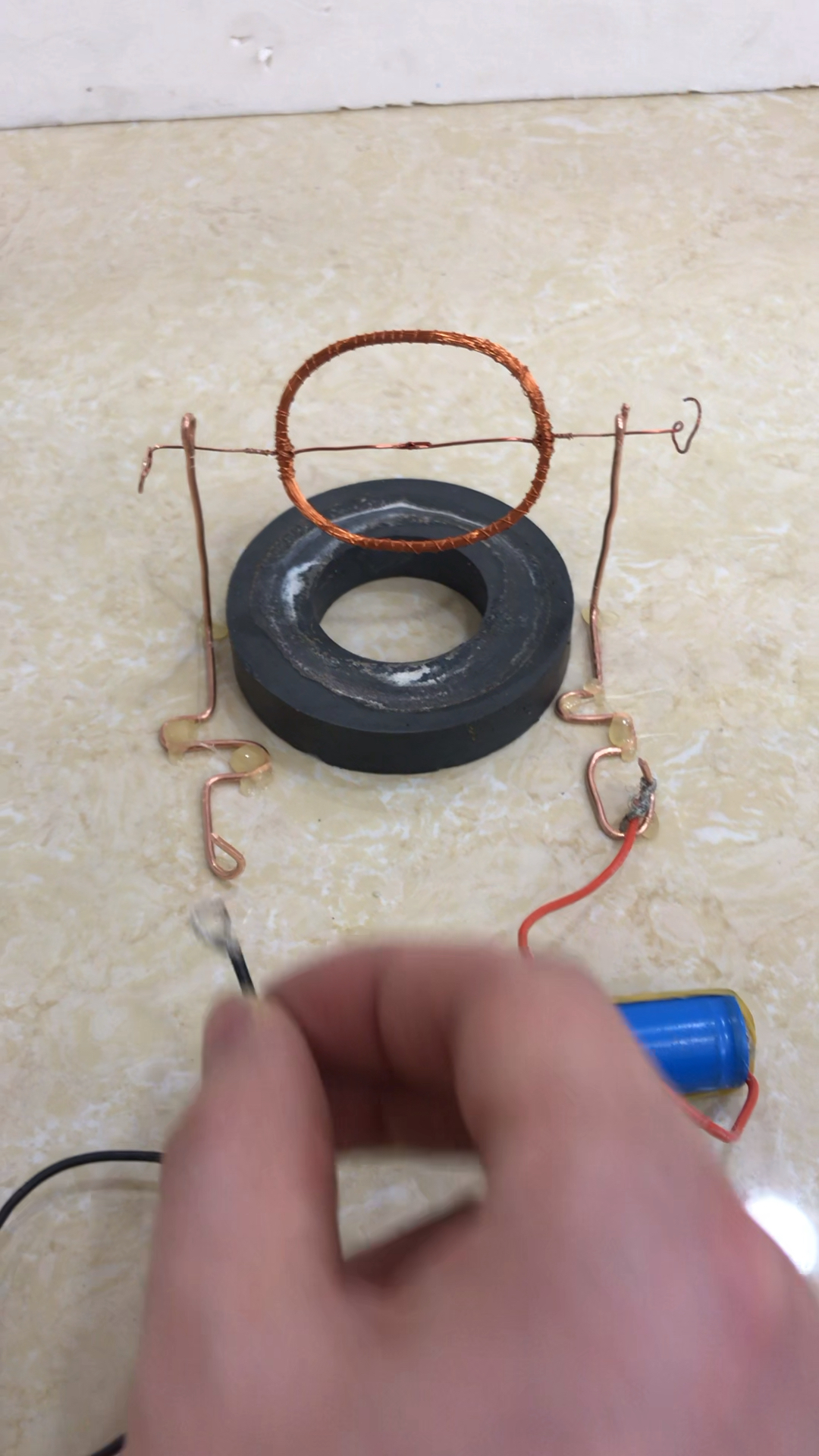 简单制作,漆包线,磁铁,像不像电机原理,为什么断电后还能转呢