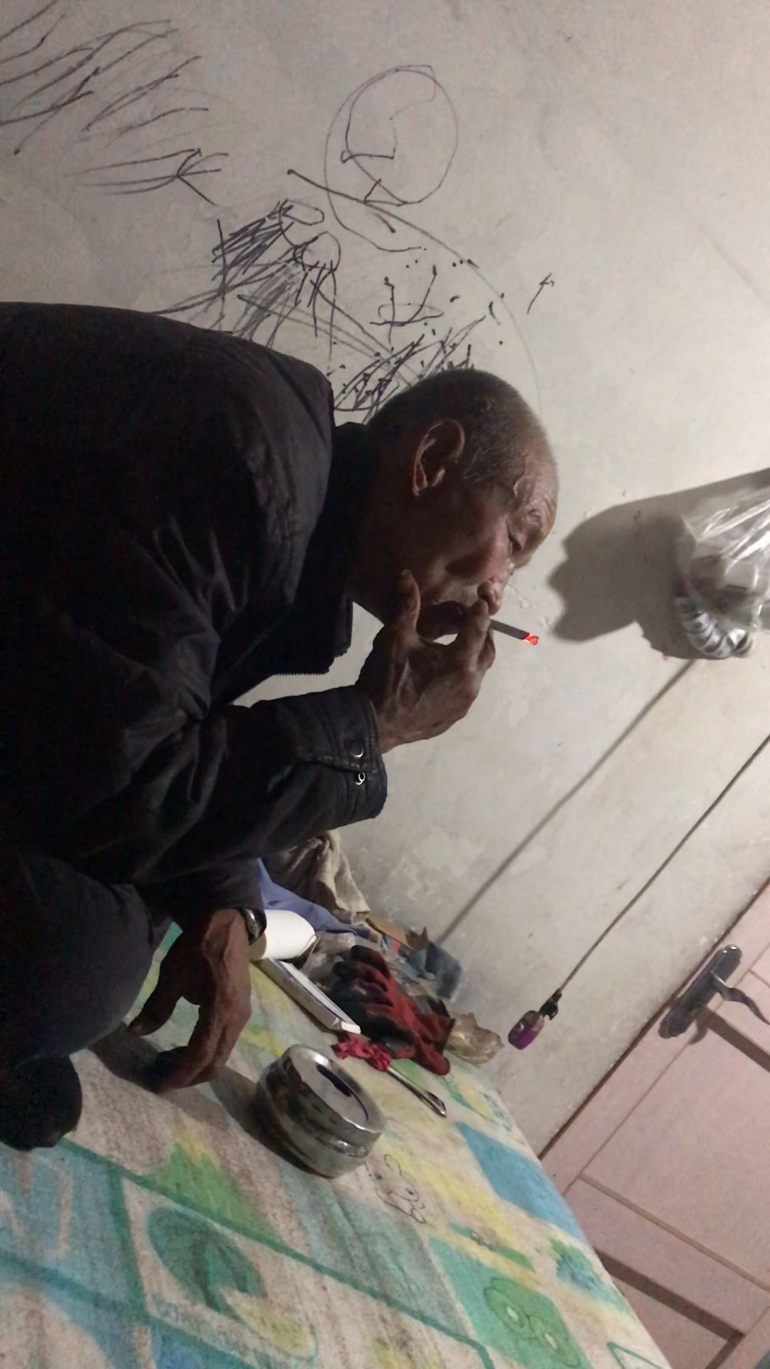 打电话告诉我爸,你爸还在吸烟,这么别扭呢