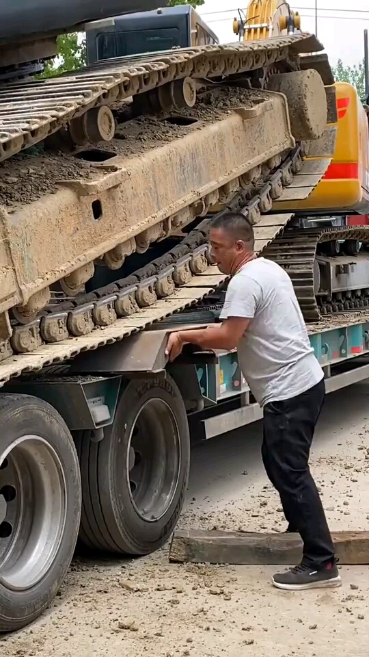 半挂车司机不容易啊一个人在外装挖机累的汗流浃背的