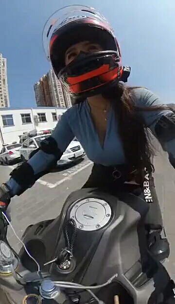 美女骑摩托车也要慎重慎重啊