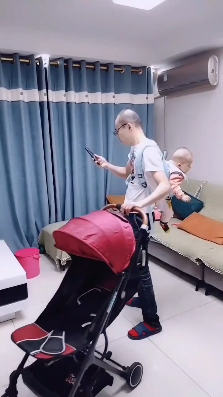搞笑视频#爸爸带娃!不敢恭维!手机才是亲生的!一玩手机啥事都忘了!