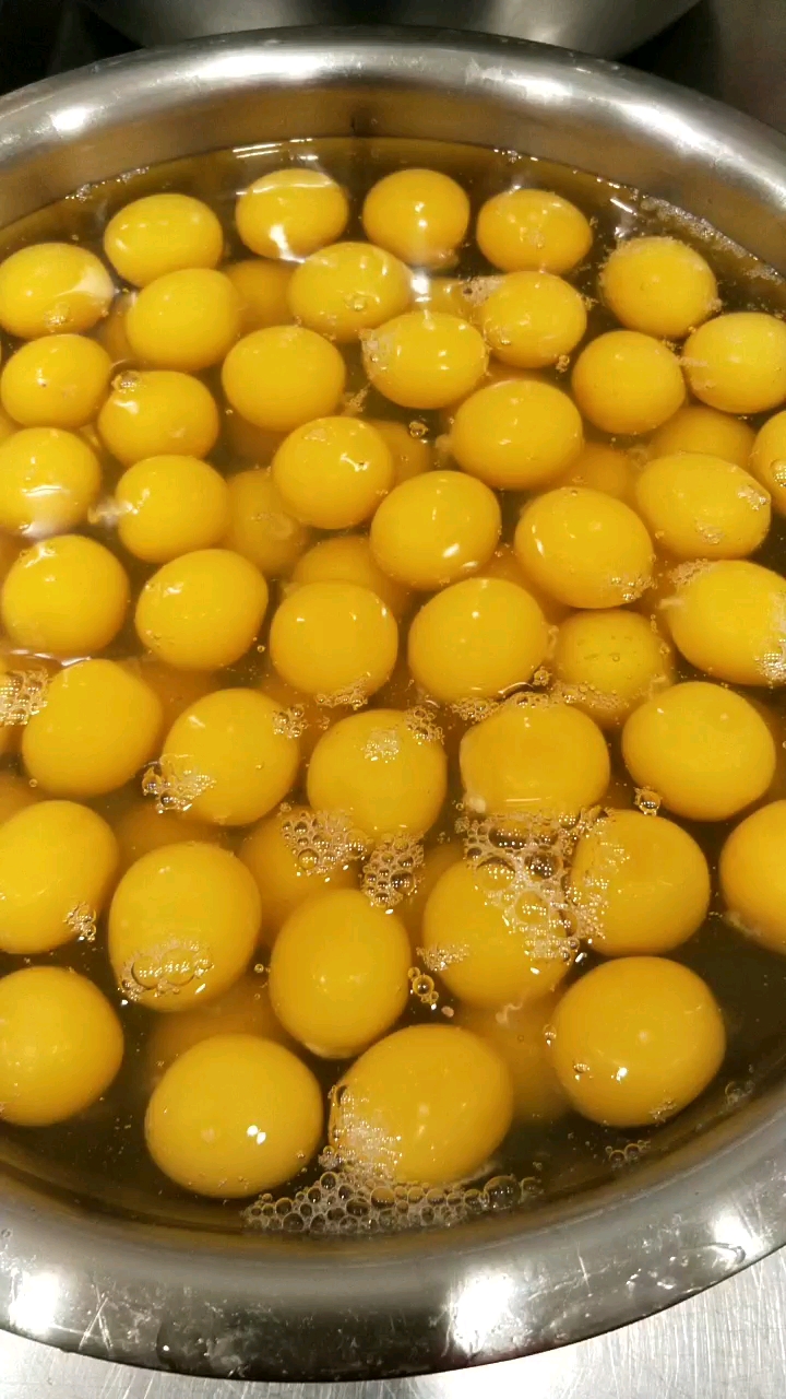 这么一盆10多斤鸡蛋,看下我们的蛋糕都是用鸡蛋调面不加水的哦,喜欢的