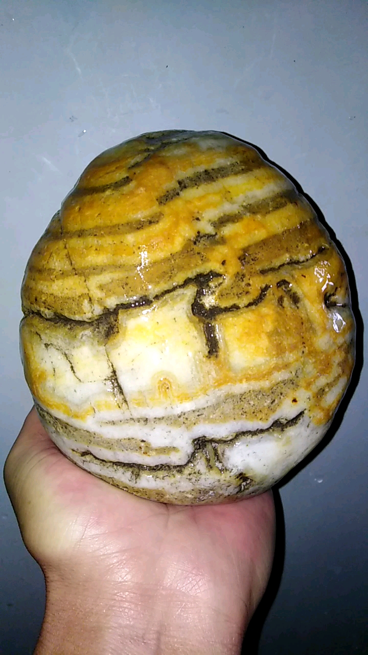 石头上的故事#翻出一个存货汉江火爆石,色彩明亮,水冲良好,石形圆润