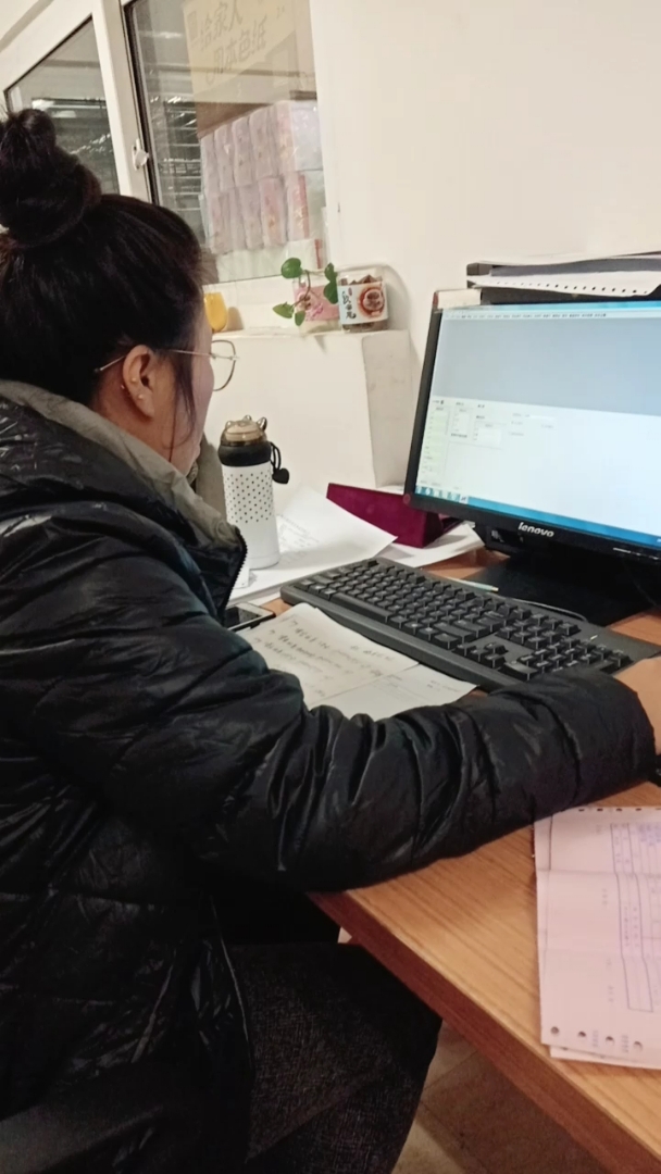 专心干活的美女