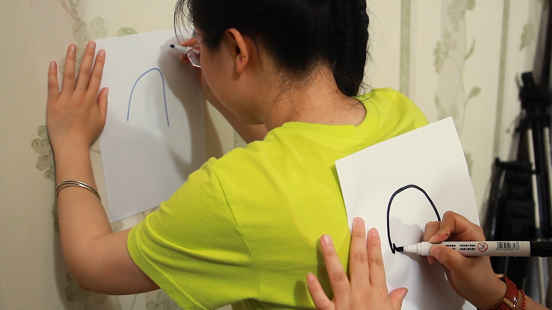 游戏#背后画画!这两个人画的有什么关系么?