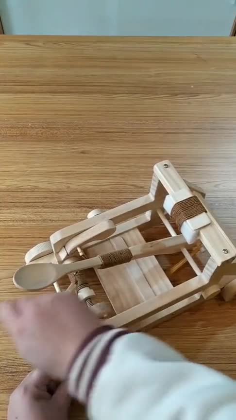 欧洲古代攻城器的缩小版,蓄力达到最大值后,没有什么城墙能挡得住