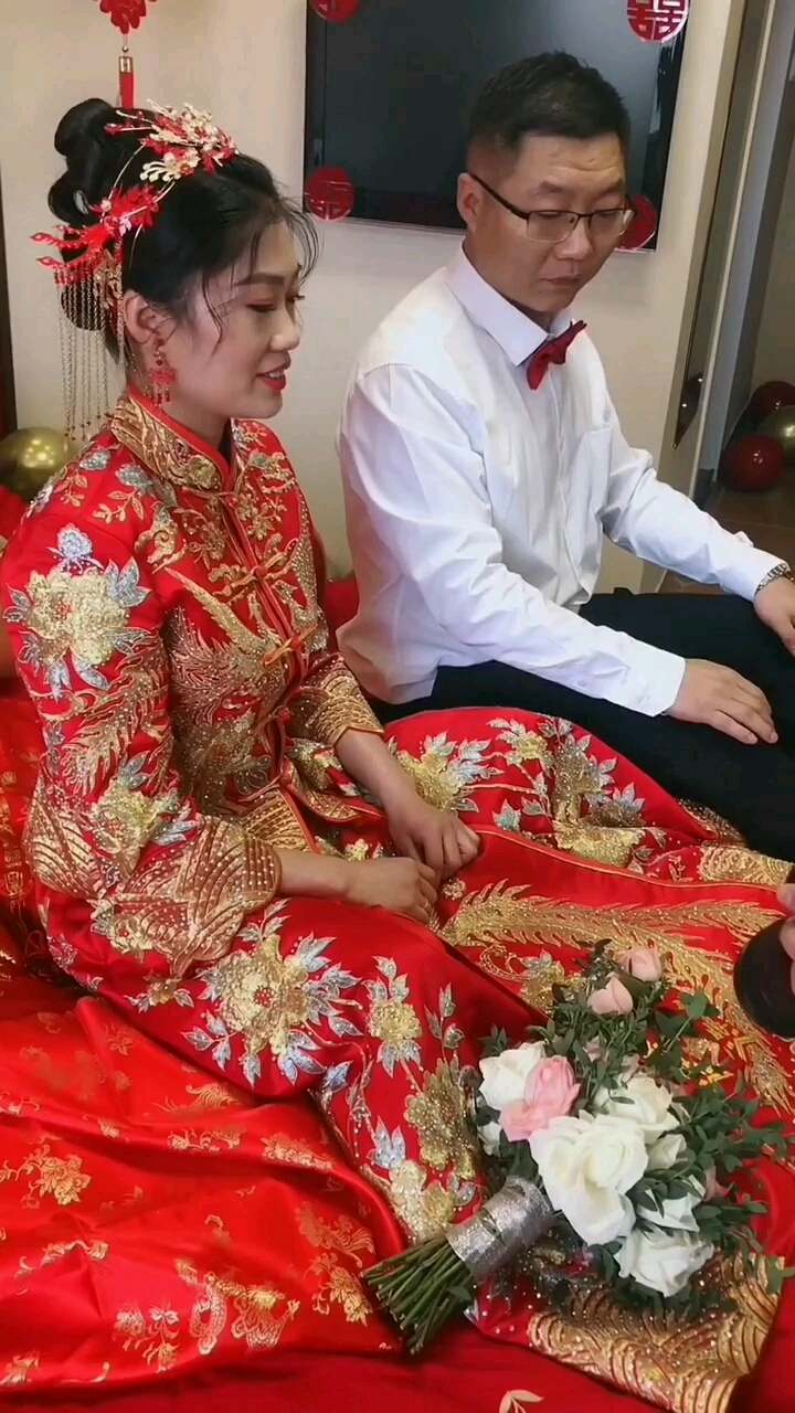 新娘出嫁的当天这一幕真是太感人了眼眶都湿了