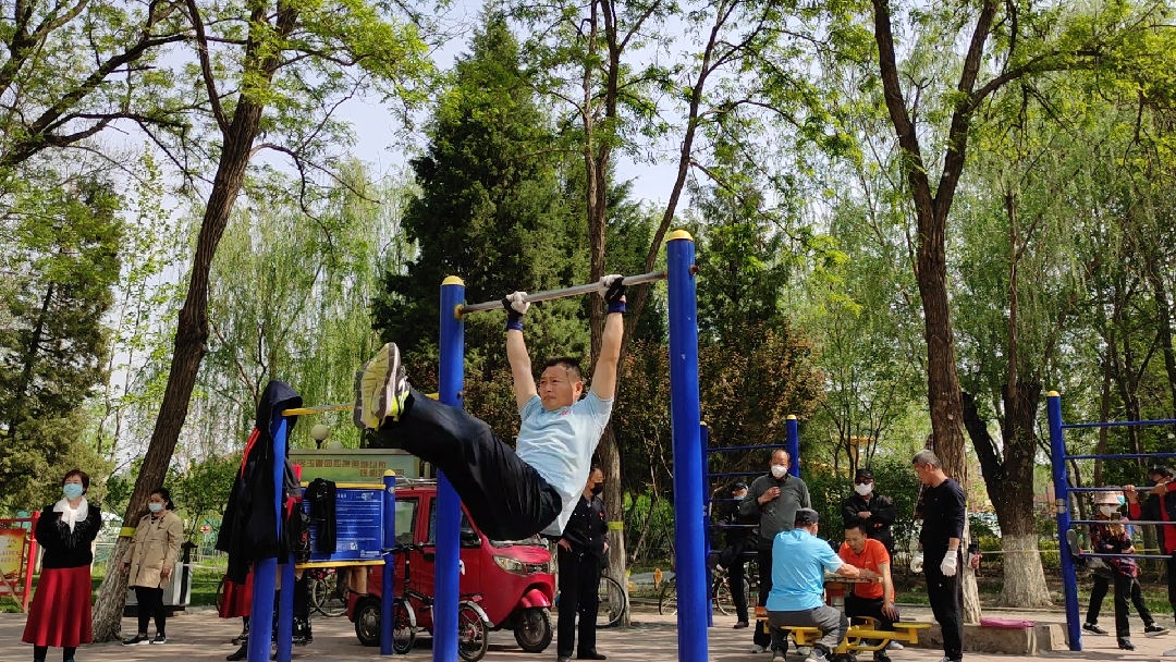 街健无极传递正能量#杠友汤群主的动作是飘洒