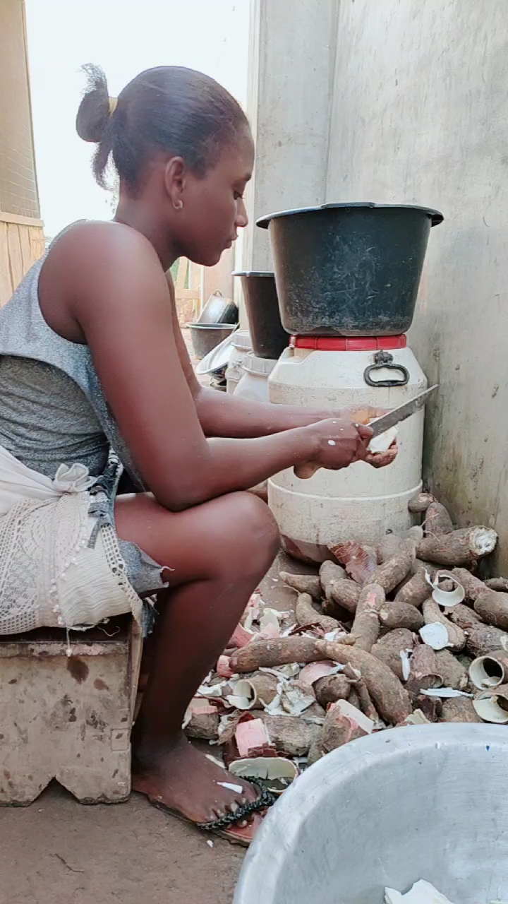 非洲美食,木薯.非洲人最爱吃的东西.一年四季只吃这个.
