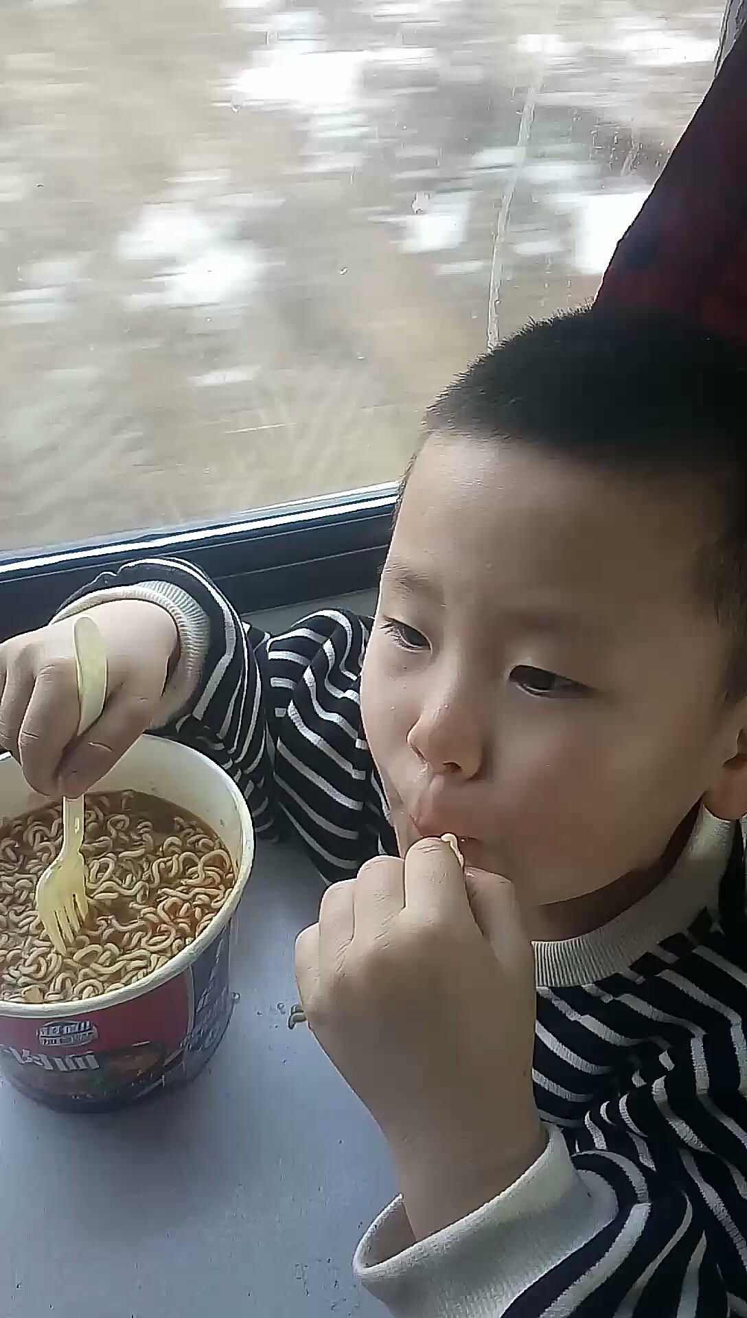 两小时的路程,也得吃个桶面,难道这就是火车必吃食品吗