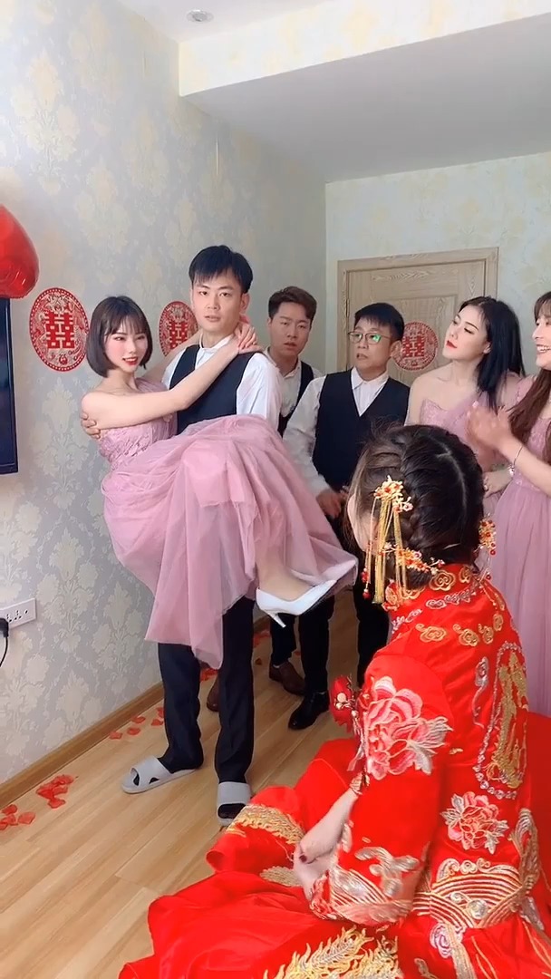 抱着伴娘做蹲起,得劲,你能做多少个?