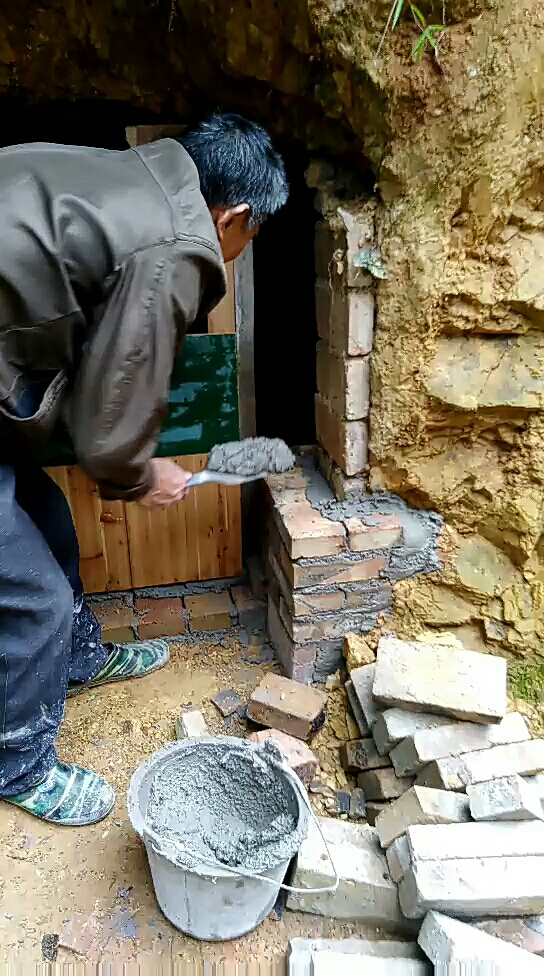 实拍农村地窖施工现场,你们老家还有这样的地窖吗