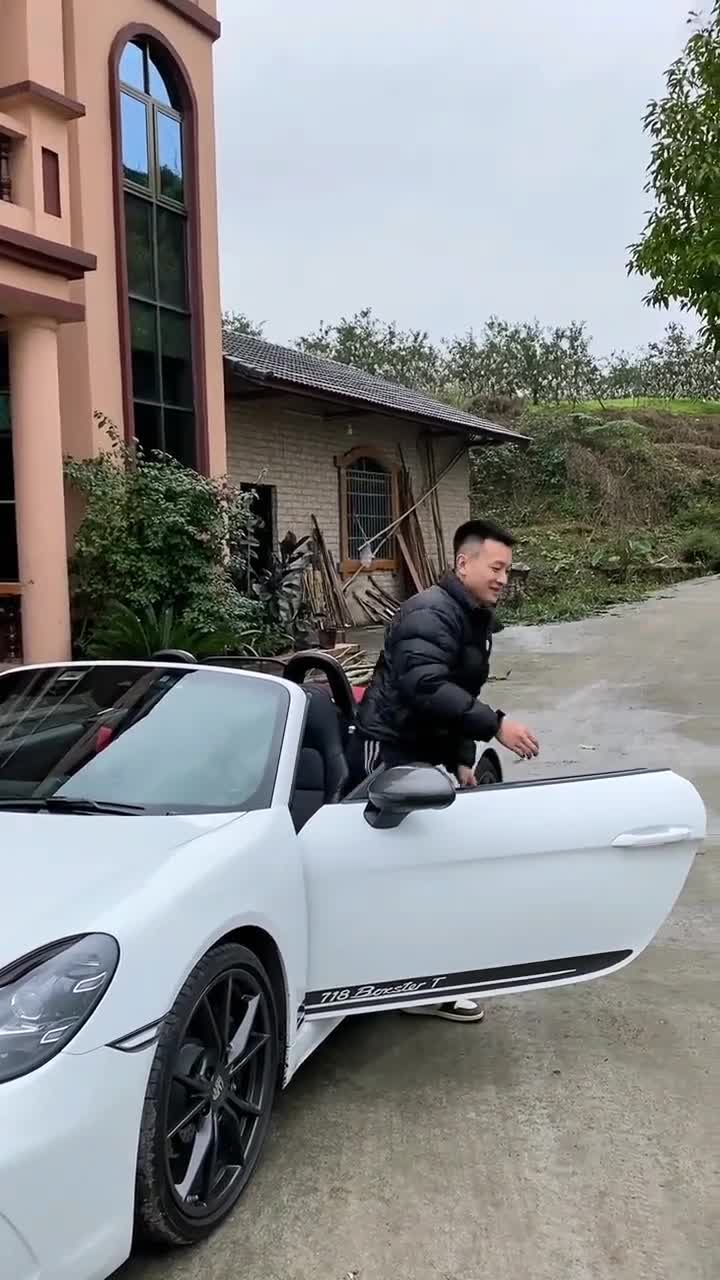 十年全部家当喜提豪车,第一次回村,不是炫富,只是纪念一下