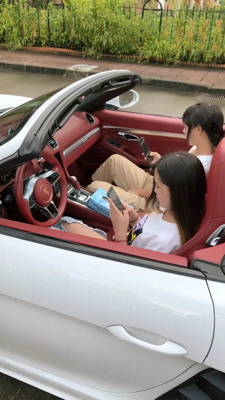 开保时捷的小姐姐