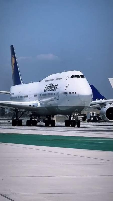 越来越少了:汉莎航空b747-8型飞机霸气滑出-度小视