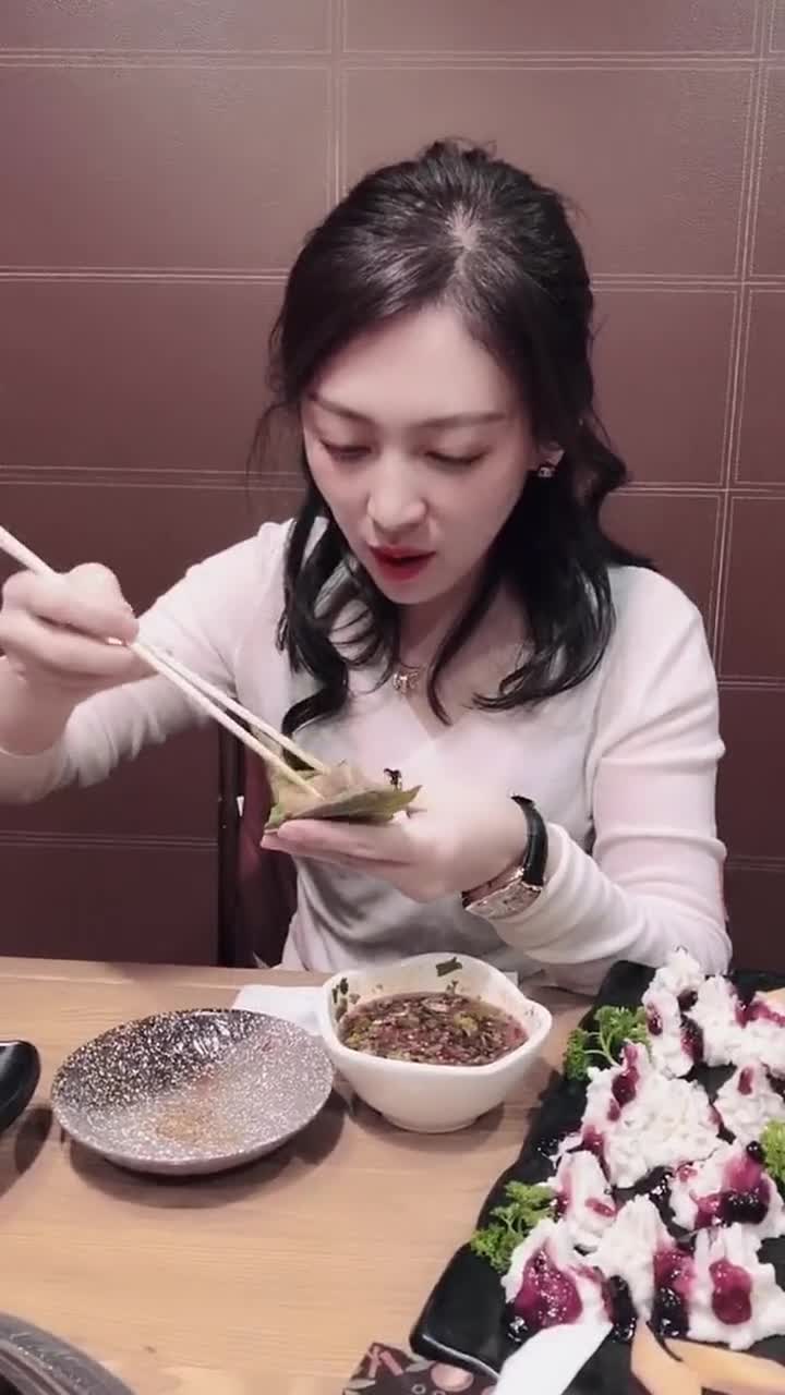 这个女人饿啥样呀,太吓人了吃饭