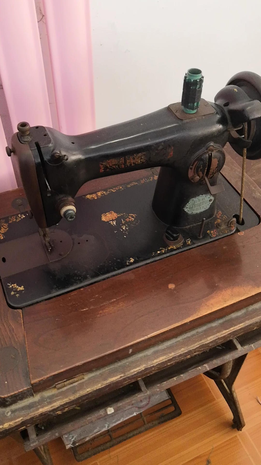 九旬老人家发现上世纪50年代初购买的缝纫机,品牌标识为繁体字,现在仍