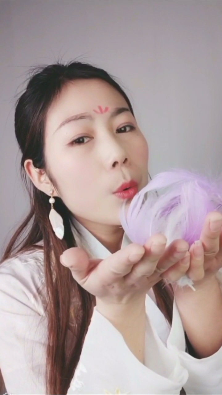 小姐姐吹羽毛的样子好美