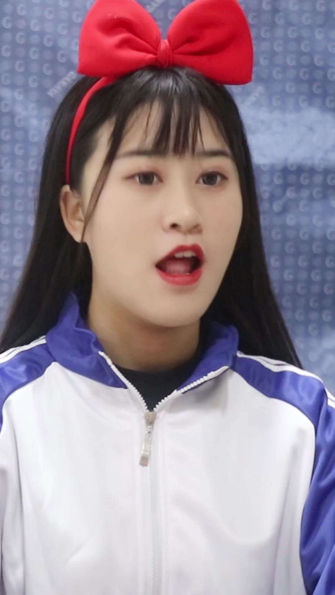 王小九教师生用卡纸做一条龙,没想男同学的龙却瘦瘦的,真有趣