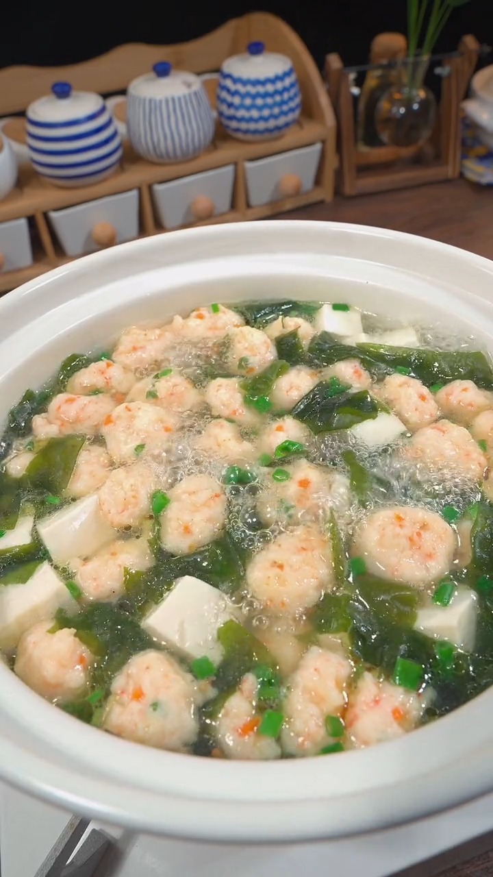 每周我都会给孩子做三次这个裙带菜虾滑汤,汤鲜味美,简单又营养,虾滑